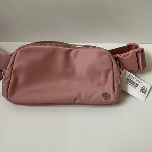 Lululemon Everywhere Belt Bag rose pink